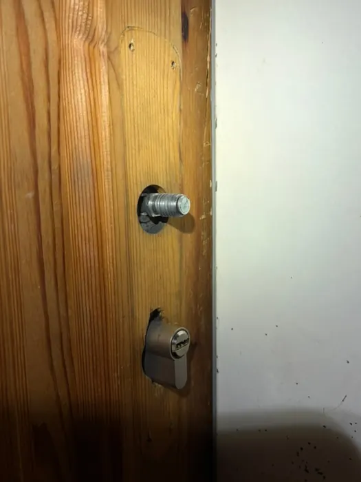 Beschädigte Tür- bzw. Fensterbeschläge nach einem Öffnungsversuch